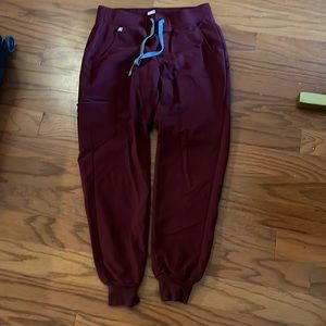 Figs women’s joggers in burgundy
